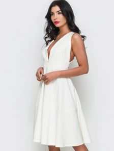 Элегантное белое платье в стиле Мерлин Монро с глубоким декольте и открытой спинкой