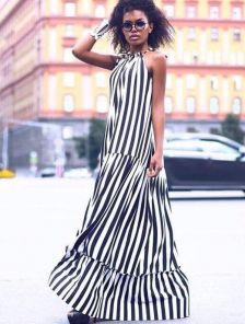 Стильное платье в черно-белую полоску