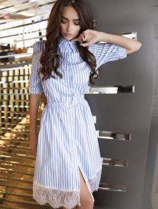 Трендовое полосатое платье-рубашка с гипюром по подолу