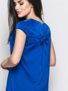 Яркое синее платье-трапеция слегка удлиненное сзади
