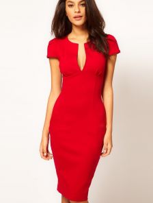Элегантное красное платье с оригинальным вырезом