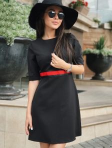 Классическое платье в черной гамме с красным пояском