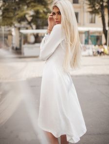 Белое платье миди длины с пуговками
