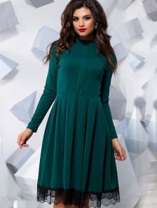 Классическое зеленое платье с гипюром по подолу