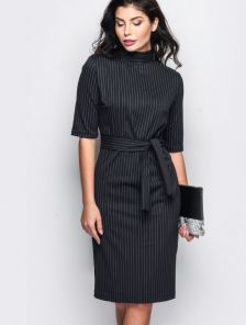 Лаконичное офисное платье черного цвета в тонкую серую полоску