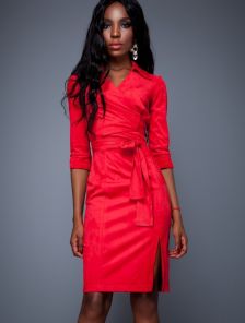 Яркое красное платье облегающего стиля c деликатным разрезом