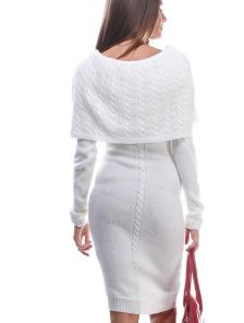 Белое теплое вязанное платье с эффектной горловиной