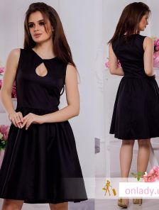 Черное платье с пикантным декольте