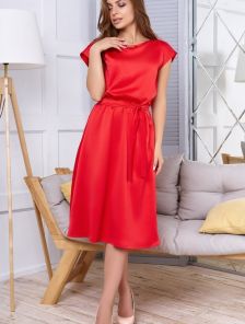 Обворожительное платье с пуговками на спинке в красном цвете
