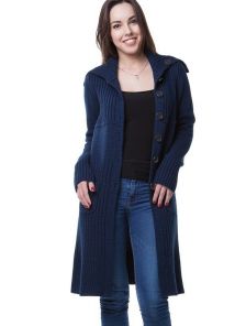 Модный теплый кардиган темно-синего цвета с накладными карманами и отложным воротником