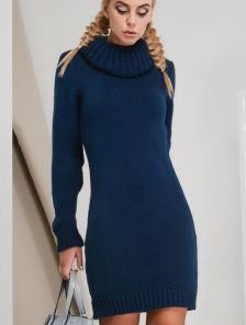 Однотонное вязаное платье синего цвета с теплым массивным воротником