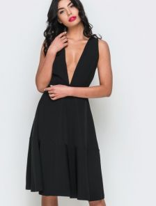 Элегантное черное платье с глубоким декольте и открытой спинкой