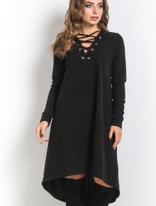 Расклешенное удобное платье черного цвета со шлейфом и шнуровкой на горловине