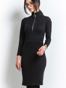 Платье футляр черного цвета с оригинальным замочком в зоне декольте