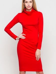 Красное платье-гольф прямого покроя приталенного силуэта с длинным рукавом