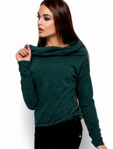 Зеленый свитер из теплого зимнего трикотажа свободного кроя с открытыми плечами