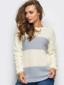 Милый и уютный свитер в бело-голубых тонах