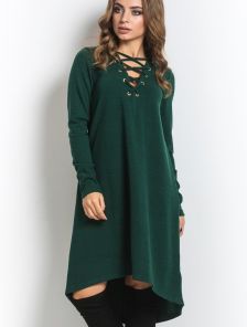 Расклешенное удобное платье зеленого цвета со шлейфом и шнуровкой на горловине