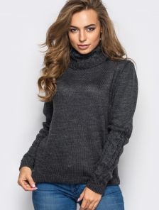 Удобный свитер с узором объемной вязки на горловине и рукавах