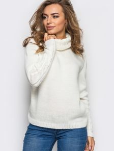 Белый удобный свитер с узором объемной вязки на горловине и рукавах