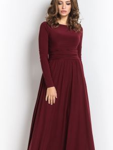 Красивое вечернее платье бордового цвета в пол с густо драпированной юбкой