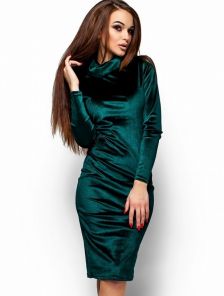 Платье-футляр насыщенного зеленого цвета из плотного велюра с длинным рукавом