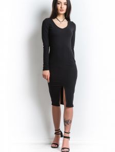 Платье футляр приталенного силуэта черного цвета с красивым разрезом