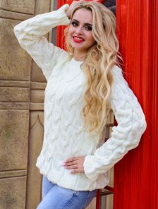 Модный белый свитер свободного фасона с узором "коса"