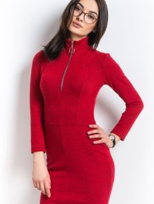 Платье футляр красного цвета с оригинальным замочком в зоне декольте