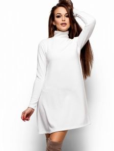 Платье белого цвета свободного летящего кроя