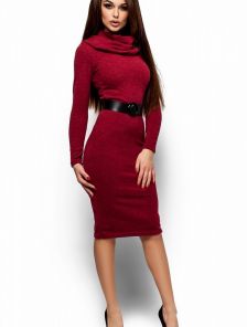 Бордовое платье по фигуре миди длины со съемным воротником-хомутом