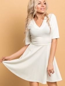 Элегантное белое платье приталенного силуэта с V-образным вырезом
