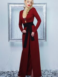 Вечернее бордовое платье с подолом в пол и V-образным вырезом