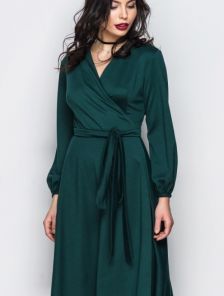 Практичное зеленое платье на запах из мягкого трикотажа