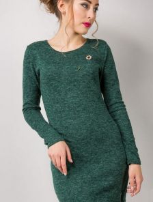 Уютное платье футляр зеленого цвета