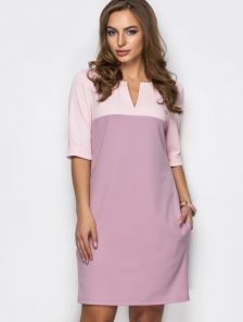 Нежно-розовое платье с V-образным вырезом