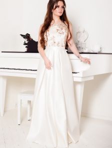 Элегантное нарядное платье белого цвета с вышивкой и бусинами
