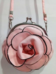 Романтичный клатч в розовом цвете