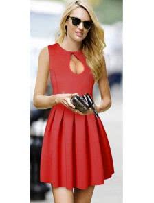 Красное платье с пикантным декольте