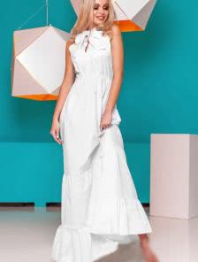 Эффектное длинное платье с красивыми воланами белого цвета