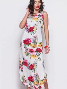 Практичное платье из струящейся ткани с ярким цветочным принтом