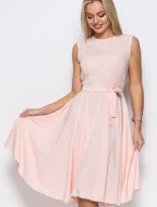 Коктейльное платье розового цвета с расклешенной юбкой средней длины