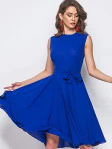 Коктейльное платье насыщенного синего цвета с расклешенной юбкой средней длины
