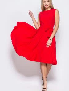 Вечернее коктейльное платье красного цвета с расклешенной юбкой средней длины
