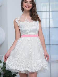 Маленькое коктейльное платье с розовым и белым поясами