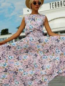 Романтичное летнее платье розового цвета в бабочки и цветы