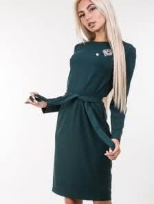 Платье-футляр в зеленом цвете на длинный рукав