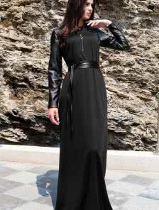 Длинное платье черного цвета с рукавами их эко-кожи