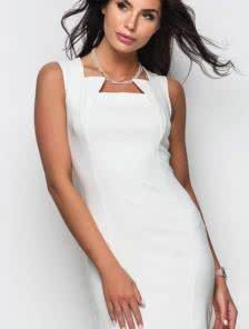 Сдержанное белое платье-футляр с фигурным вырезом горловины