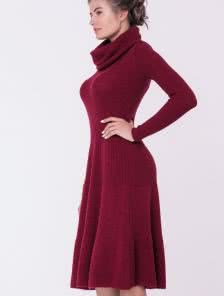 Бордовое теплое платье миди длины с горловиной